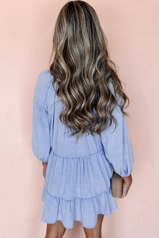 Vestido corto azul con volantes y escote en V