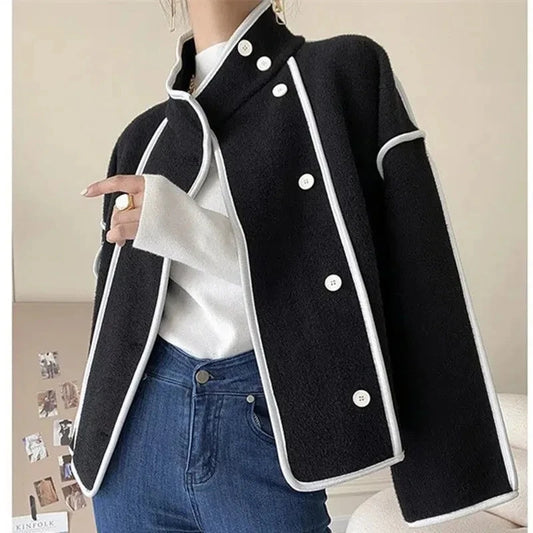 Chaqueta corta negra con detalles en contraste de la marca BB Bellezachic, mostrando el diseño y los acabados en la imagen.