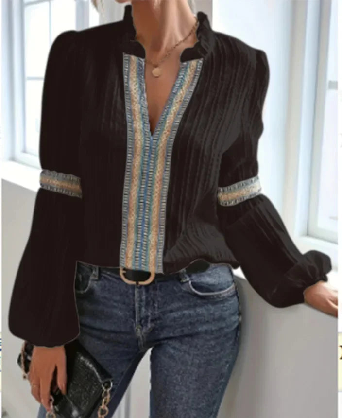 Blusa BB Bellezachic con encaje, volantes y escote en V, de tela ligera y detalles delicados, para un estilo femenino y elegante.