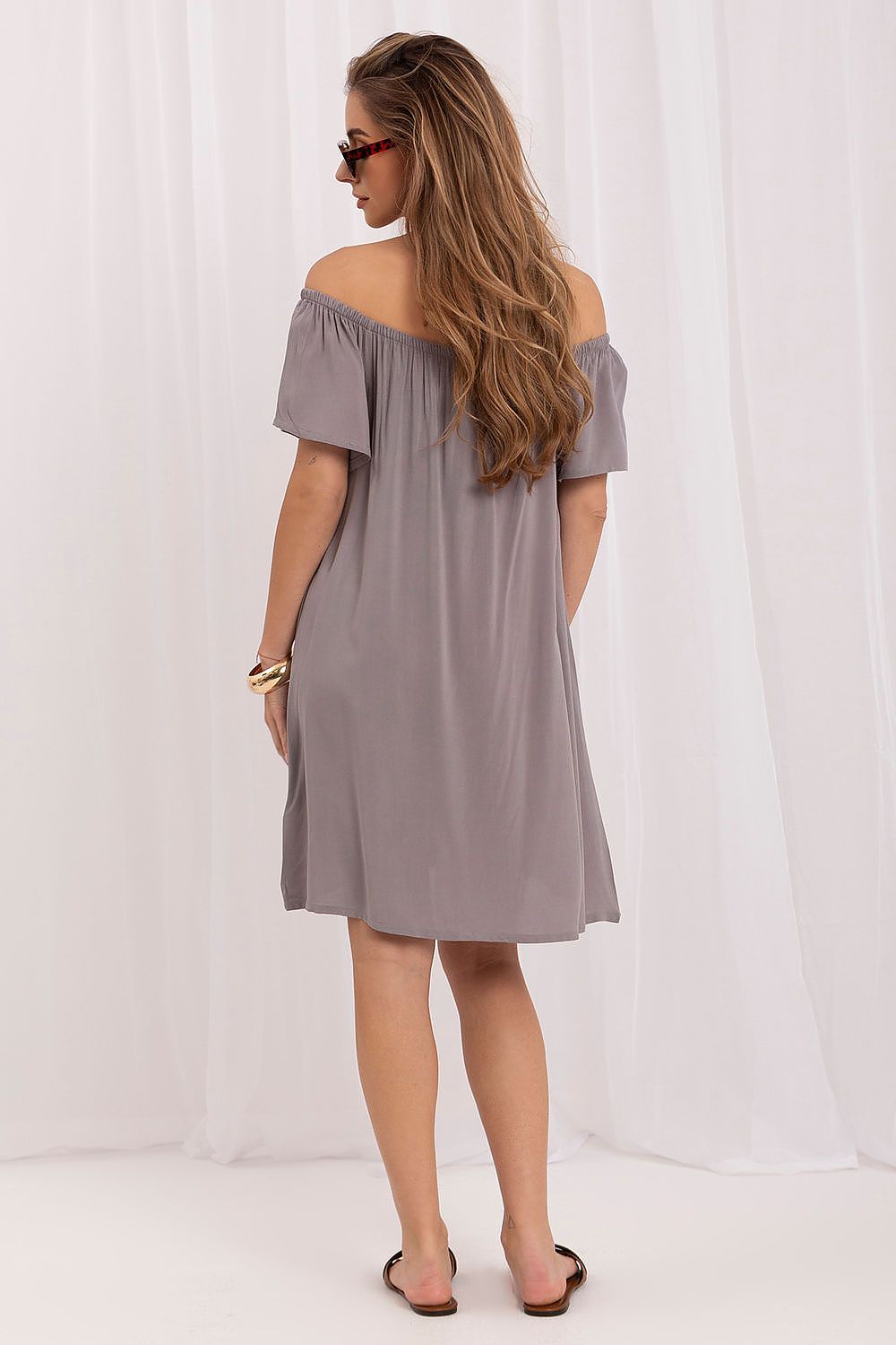 Vestido oversize de viscosa de Sublevel con hombros descubiertos y botones, mostrado en la imagen.