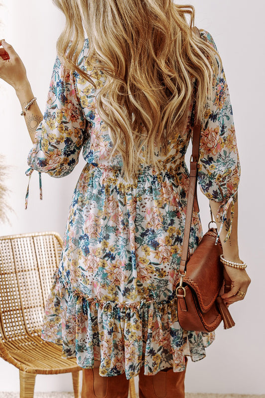 Vestido floral azul con escote en V y volantes