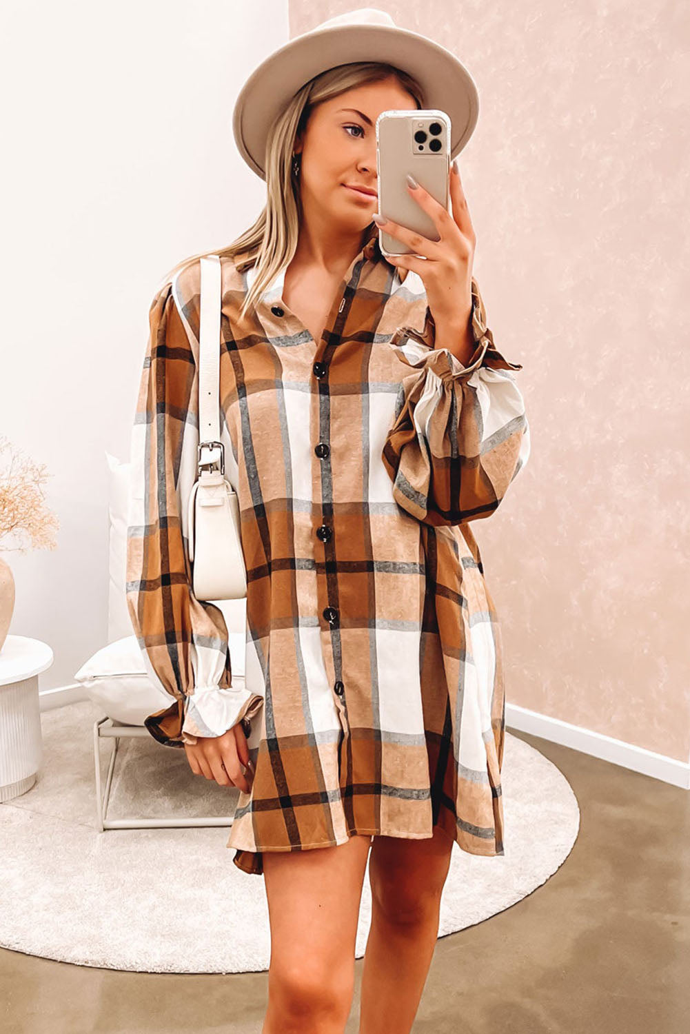 Vestido camisero de cuadros con volantes