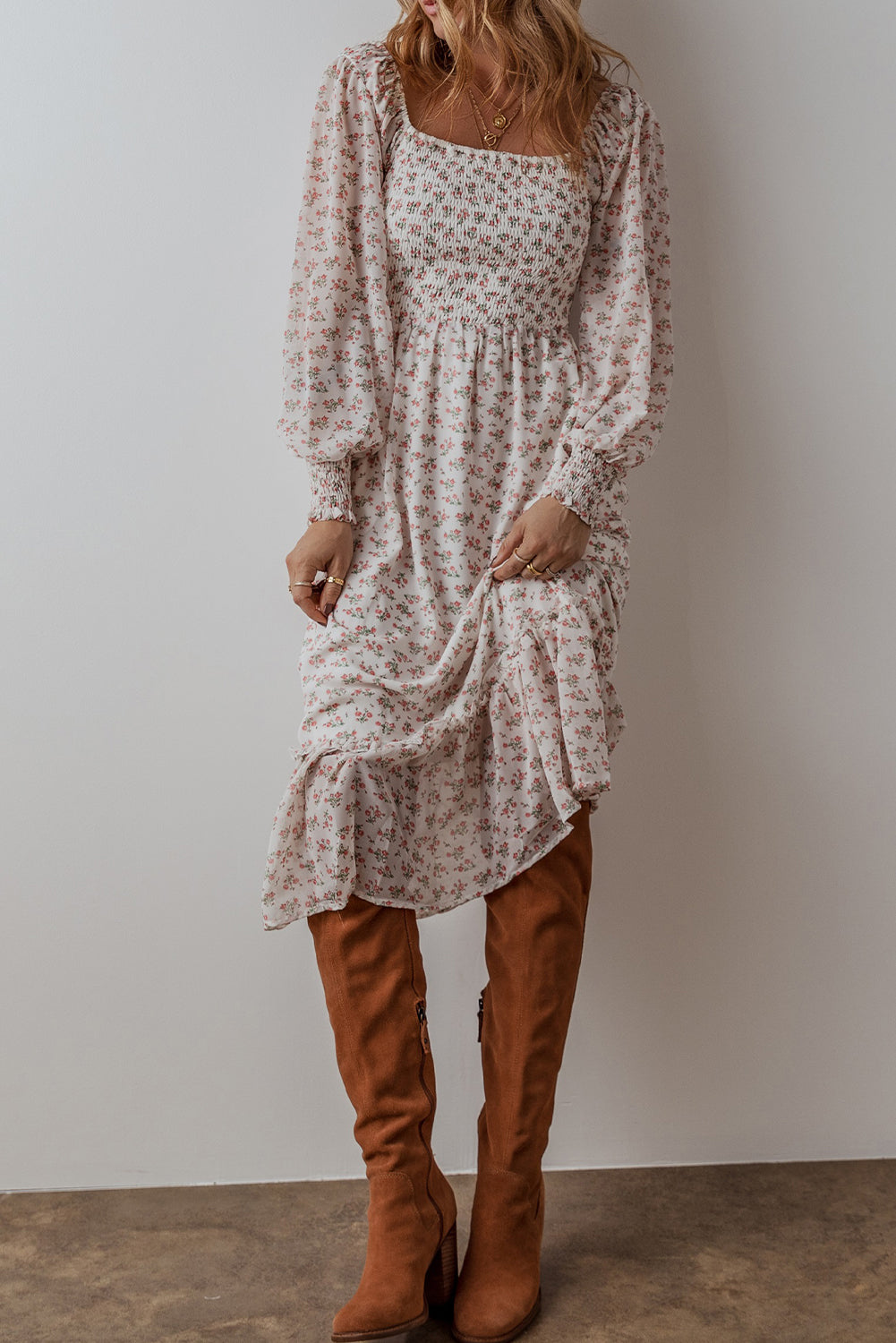 Vestido midi floral blanco con escote cuadrado