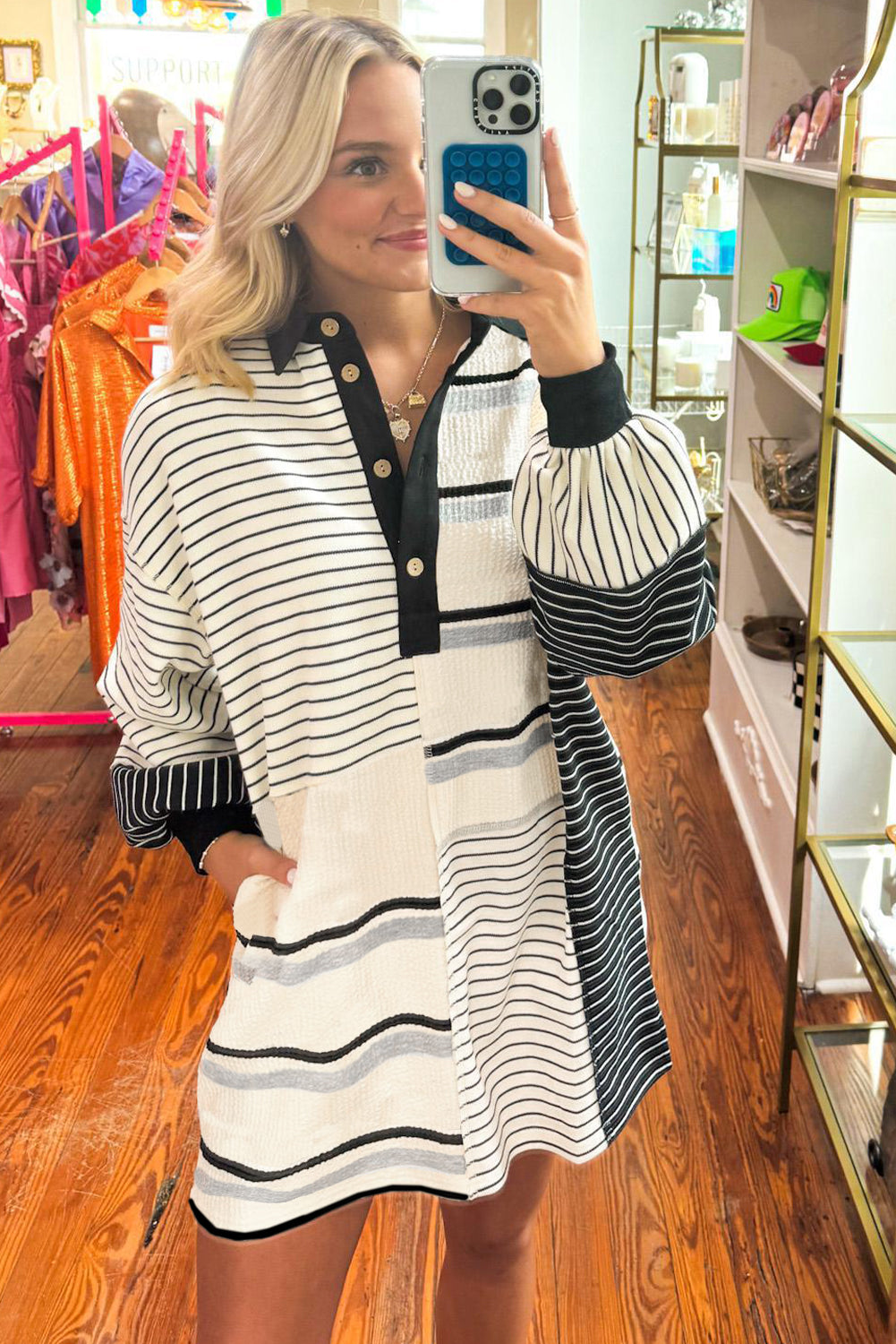 Vestido corto de punto a rayas con cuello Henley