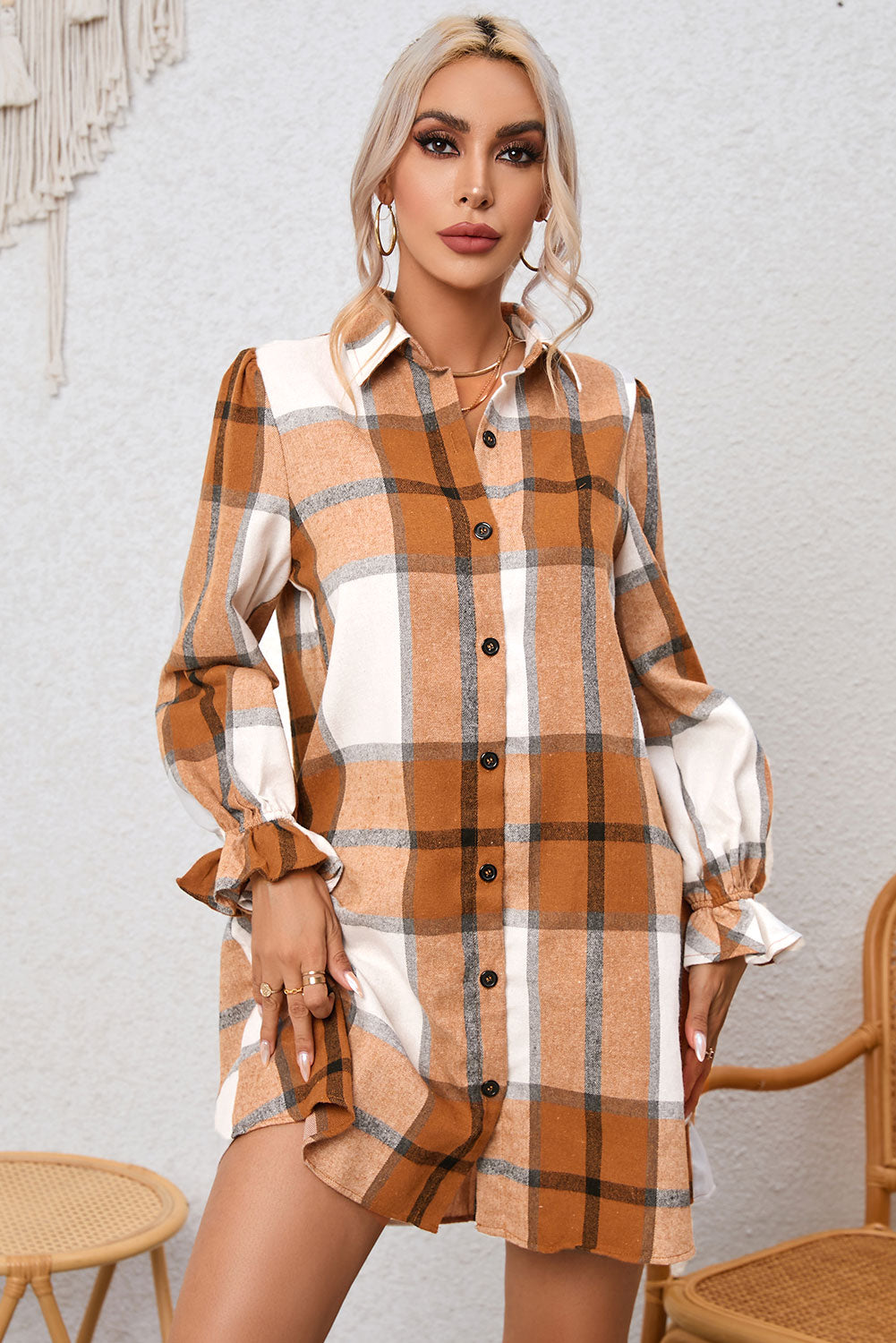 Vestido camisero de cuadros con volantes