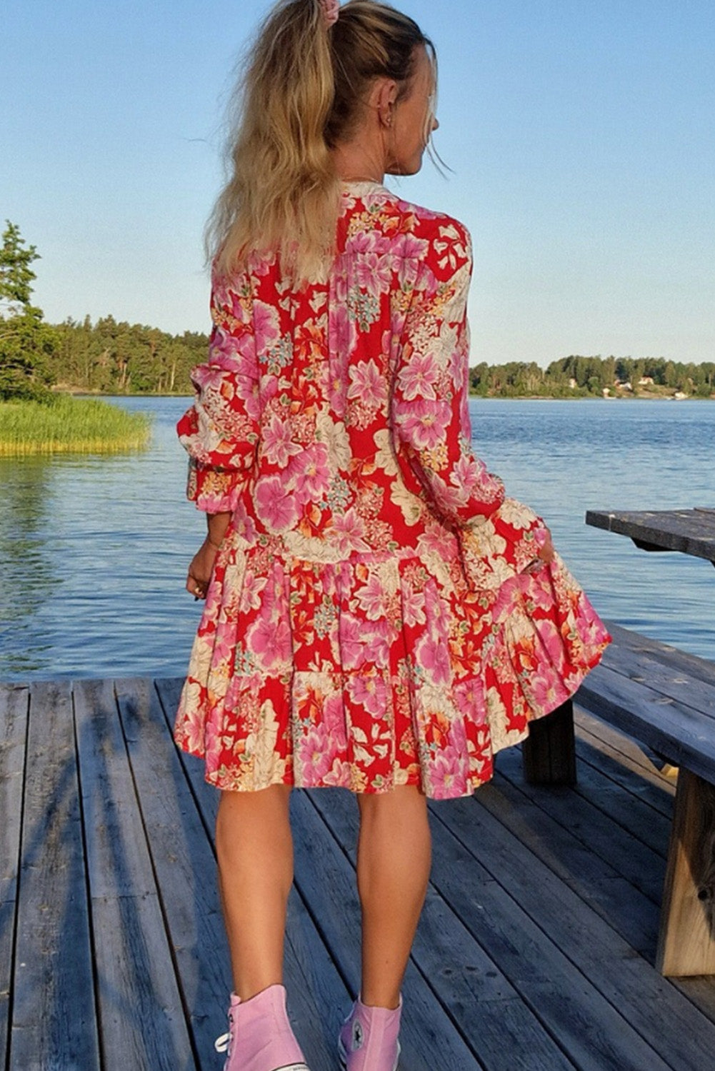 Vestido corto floral rojo con escote en V