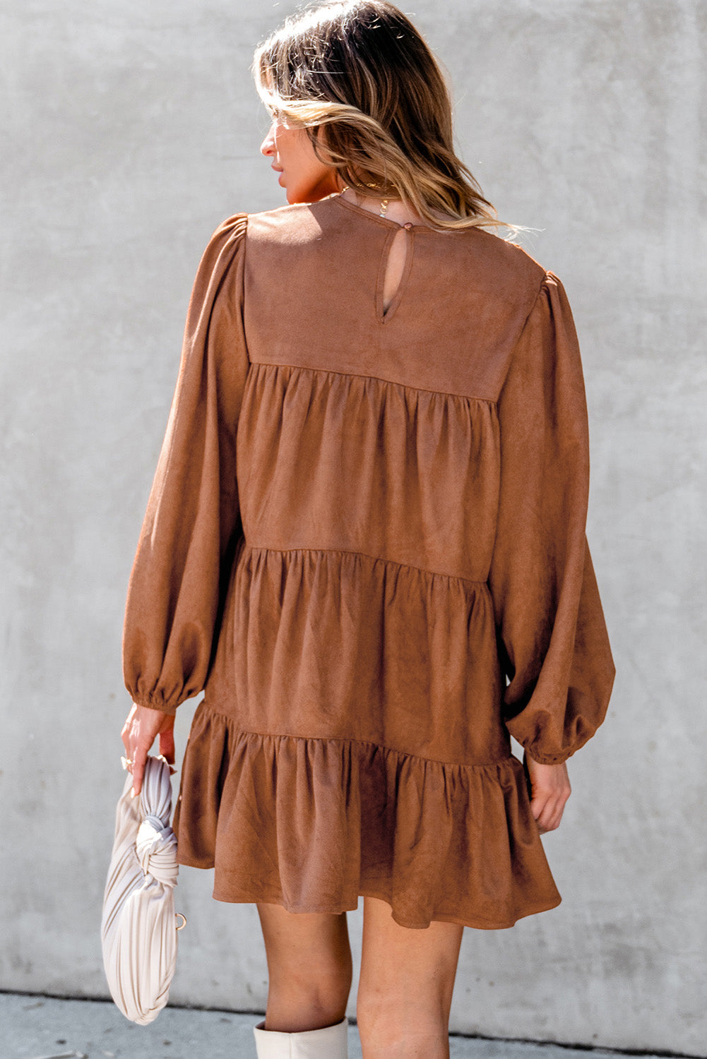 Vestido corto castaño con encaje y volantes