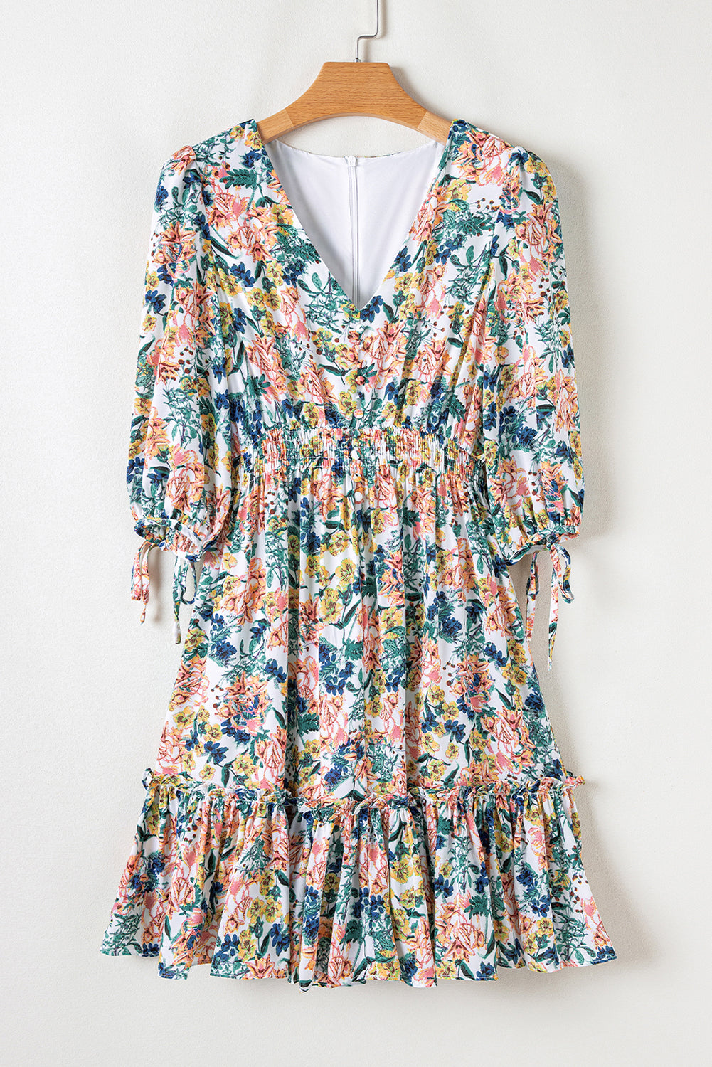 Vestido floral azul con escote en V y volantes