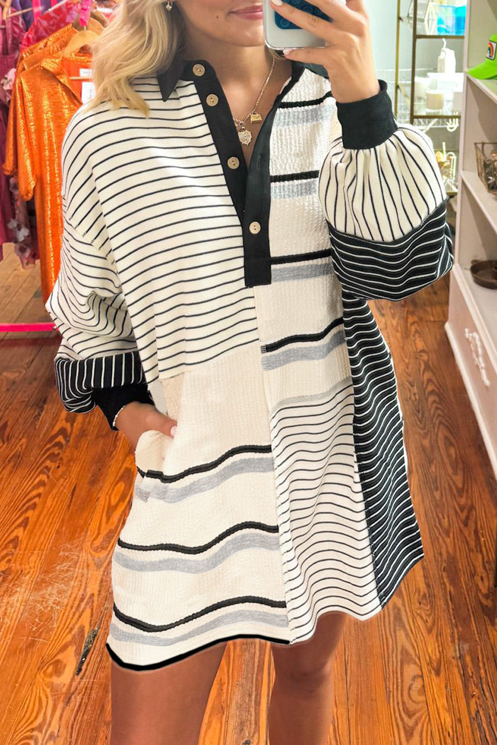 Vestido corto de punto a rayas con cuello Henley