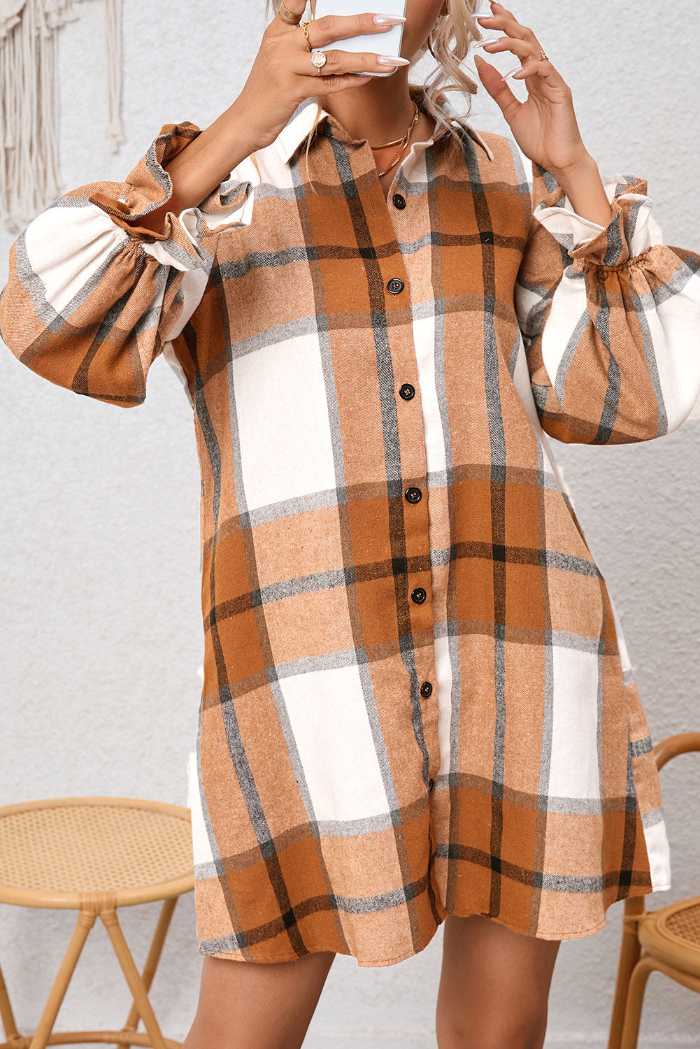 Vestido camisero de cuadros con volantes