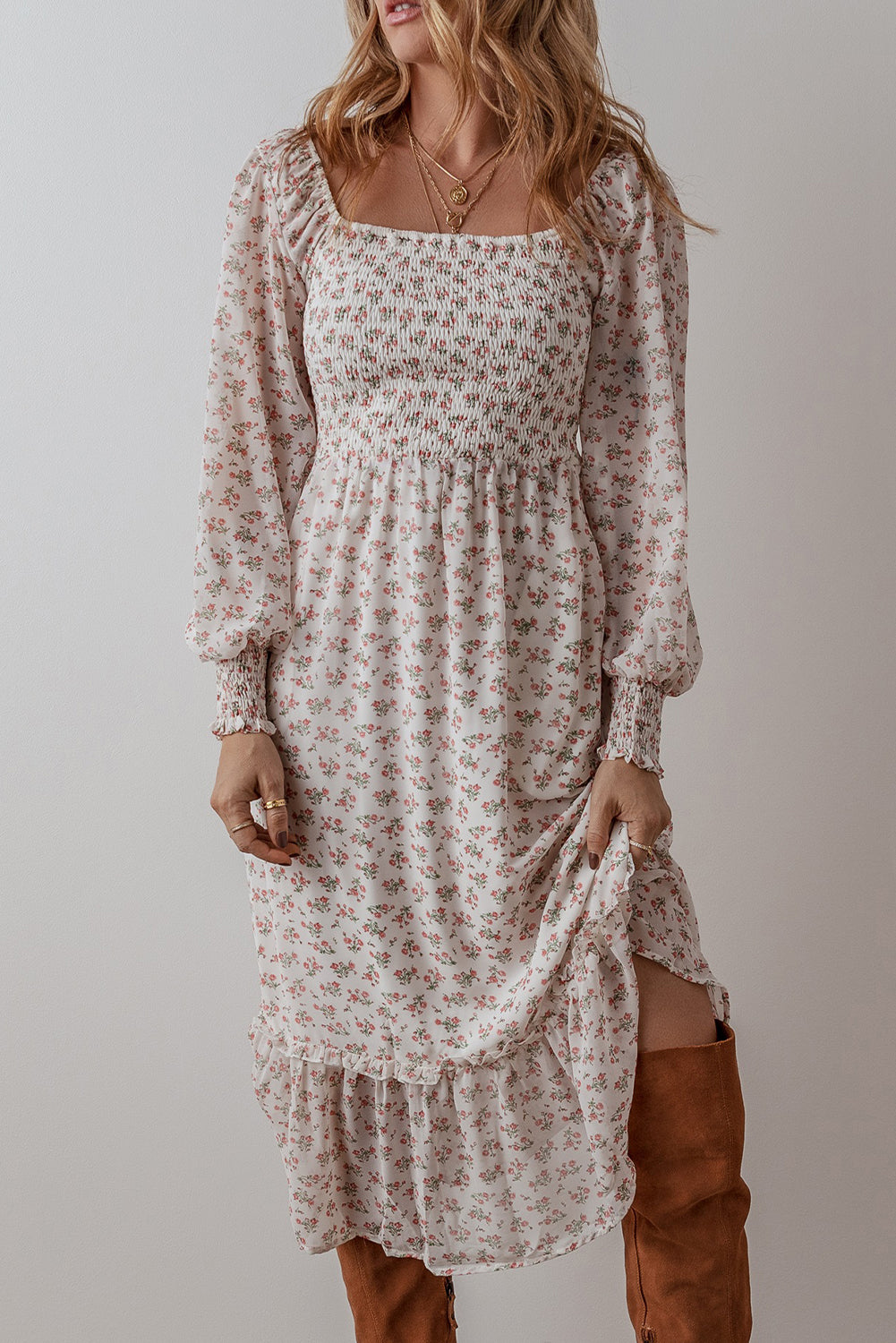 Vestido midi floral blanco con escote cuadrado