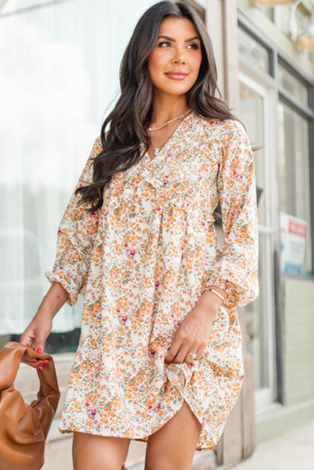 Vestido corto floral amarillo con volantes y escote en V