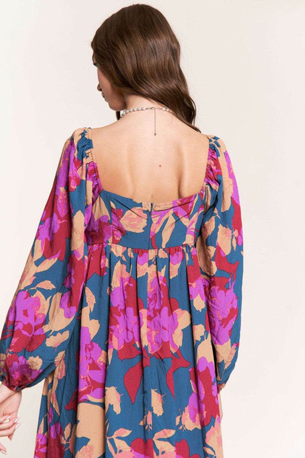 Vestido floral con escote cuadrado y mangas abullonadas