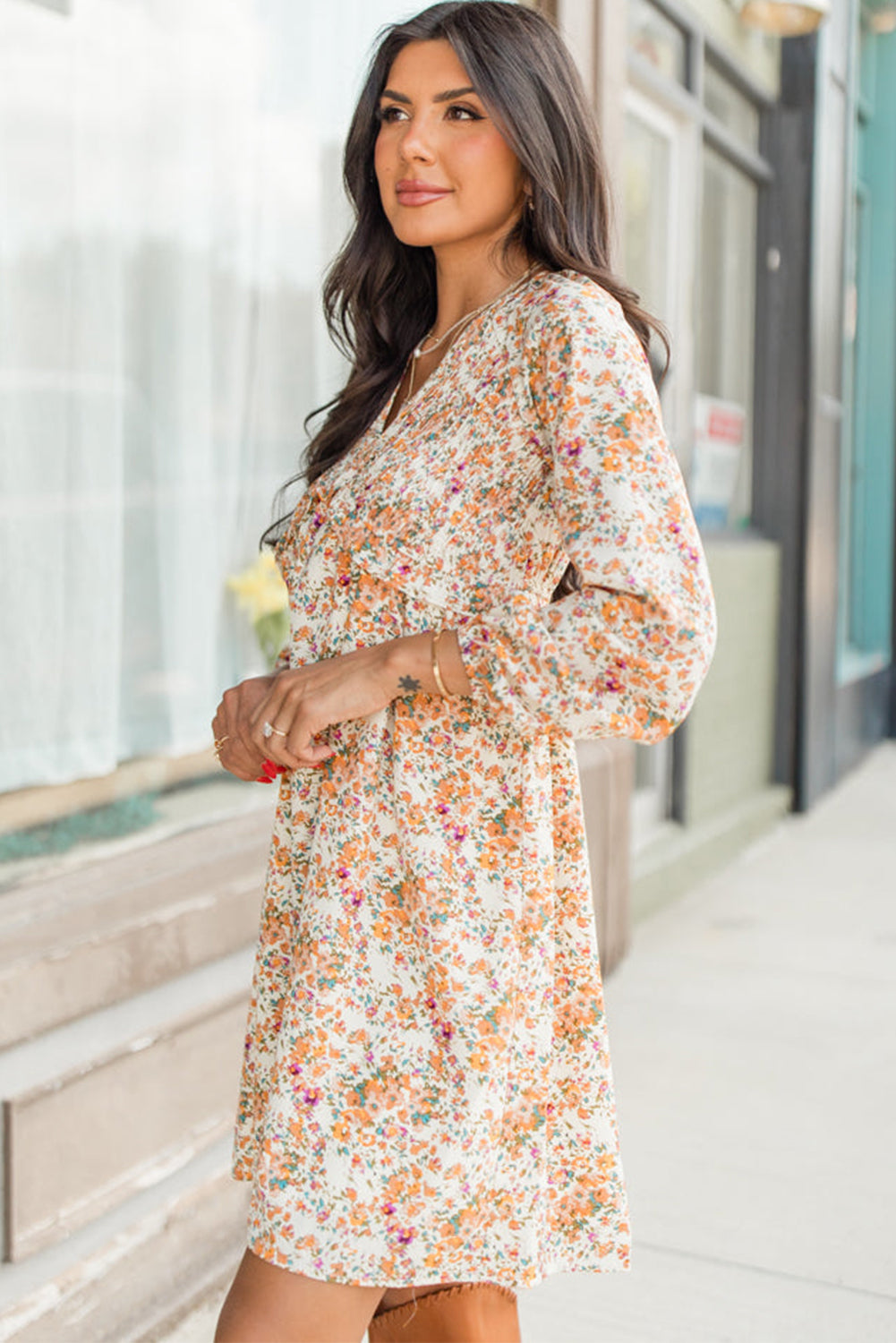 Vestido corto floral amarillo con volantes y escote en V