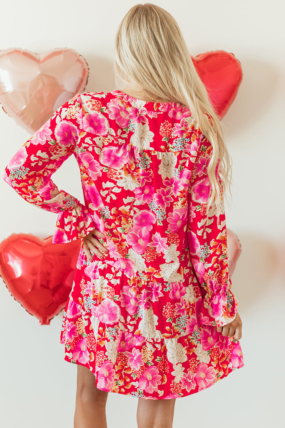 Vestido corto floral rojo con escote en V