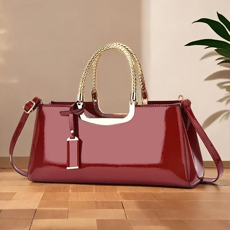 Bolso de mujer BB Bellezachic con acabado brillante, diseño elegante y moderno, visible en la imagen.