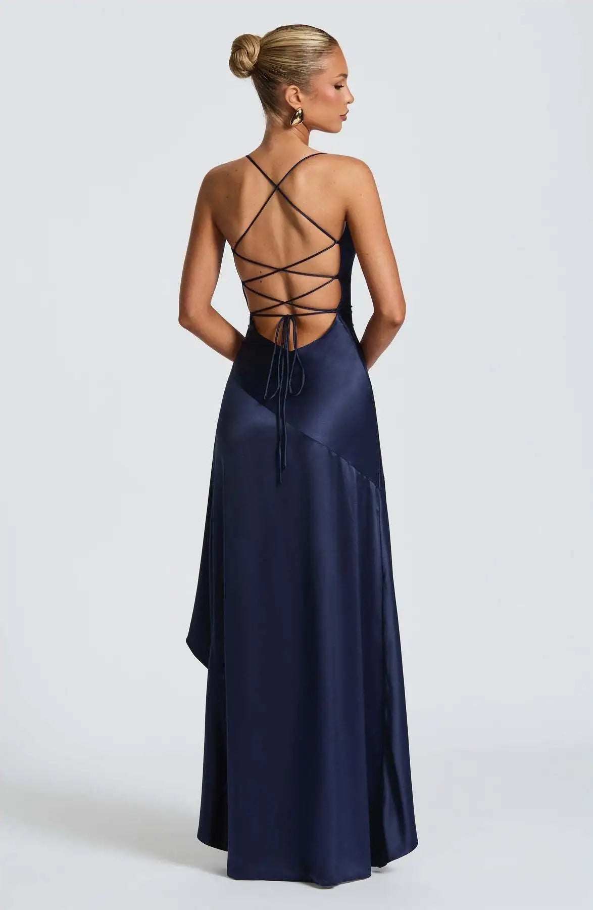 Vestido Valentina – Satén con Volantes y Espalda Descubierta