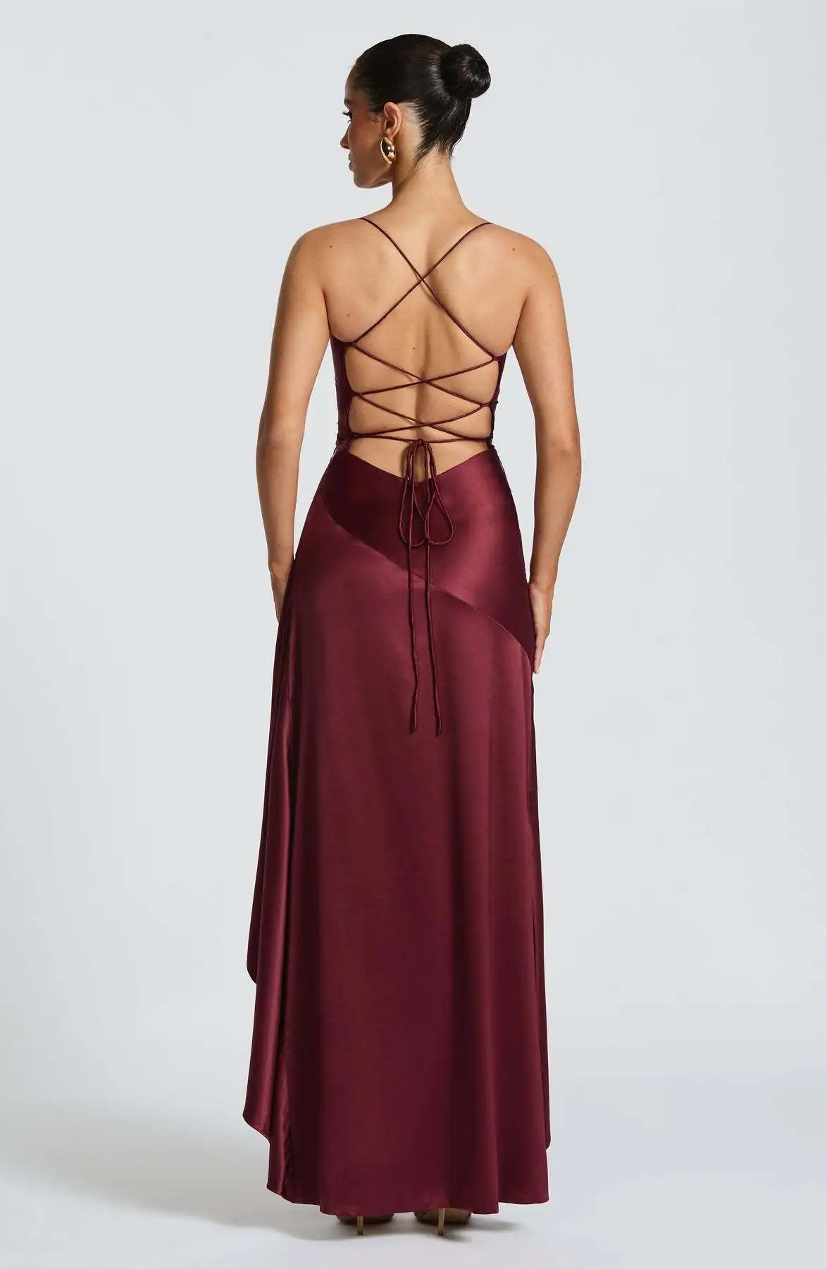 Vestido Valentina – Satén con Volantes y Espalda Descubierta