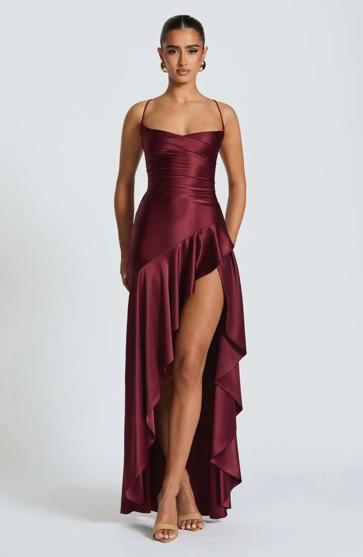 Vestido Valentina – Satén con Volantes y Espalda Descubierta