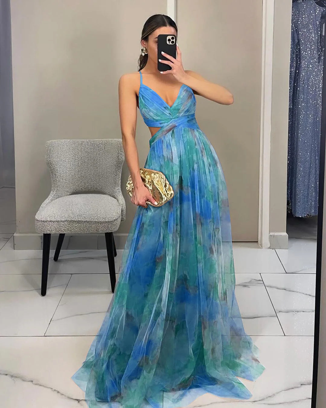 Vestido largo estampado de tirantes de BB Bellezachic, con diseño colorido y estilo elegante para ocasiones especiales.