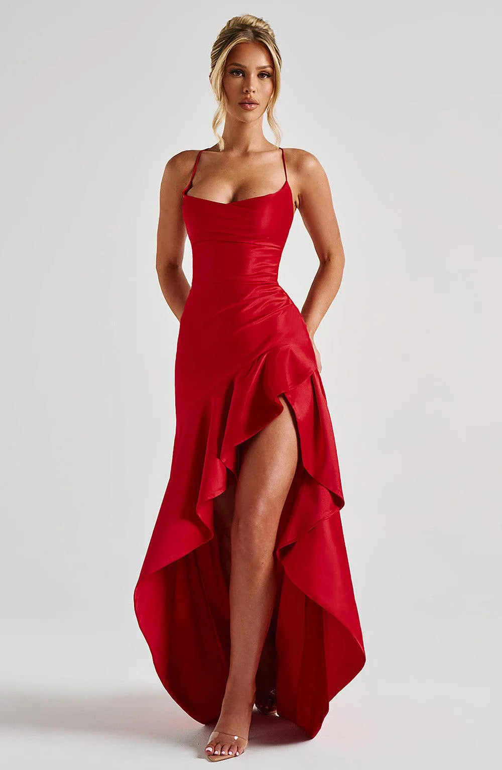 Vestido Valentina – Satén con Volantes y Espalda Descubierta
