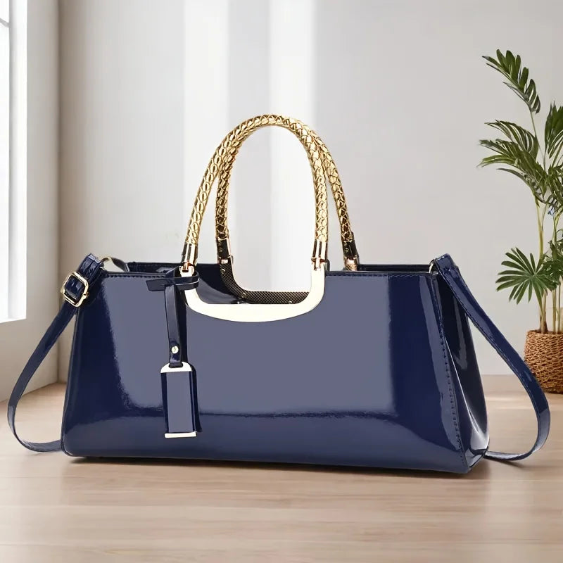 Bolso de mujer BB Bellezachic con acabado brillante, bolso elegante y moderno, con asa y detalles reflectantes visibles en la imagen.