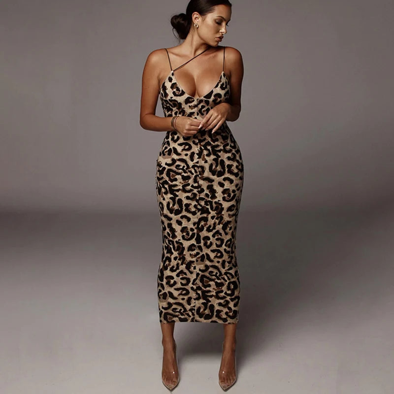 Vestido midi de tirantes con estampado animal de BB Bellezachic, diseño elegante y moderno en tela ligera.