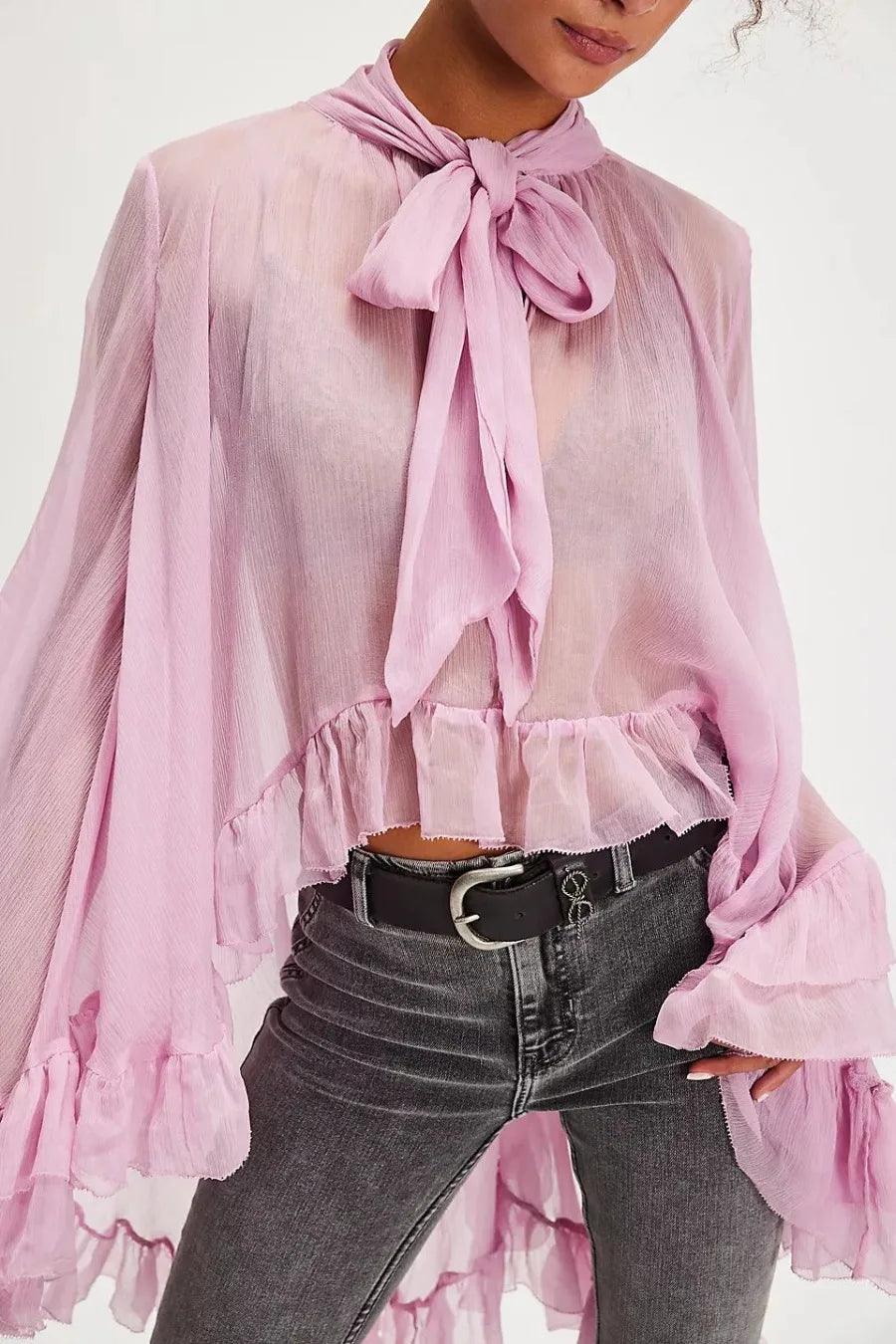 Blusa semitransparente tipo capa con lazo de BB Bellezachic, con detalles elegantes y diseño delicado para ocasiones especiales.