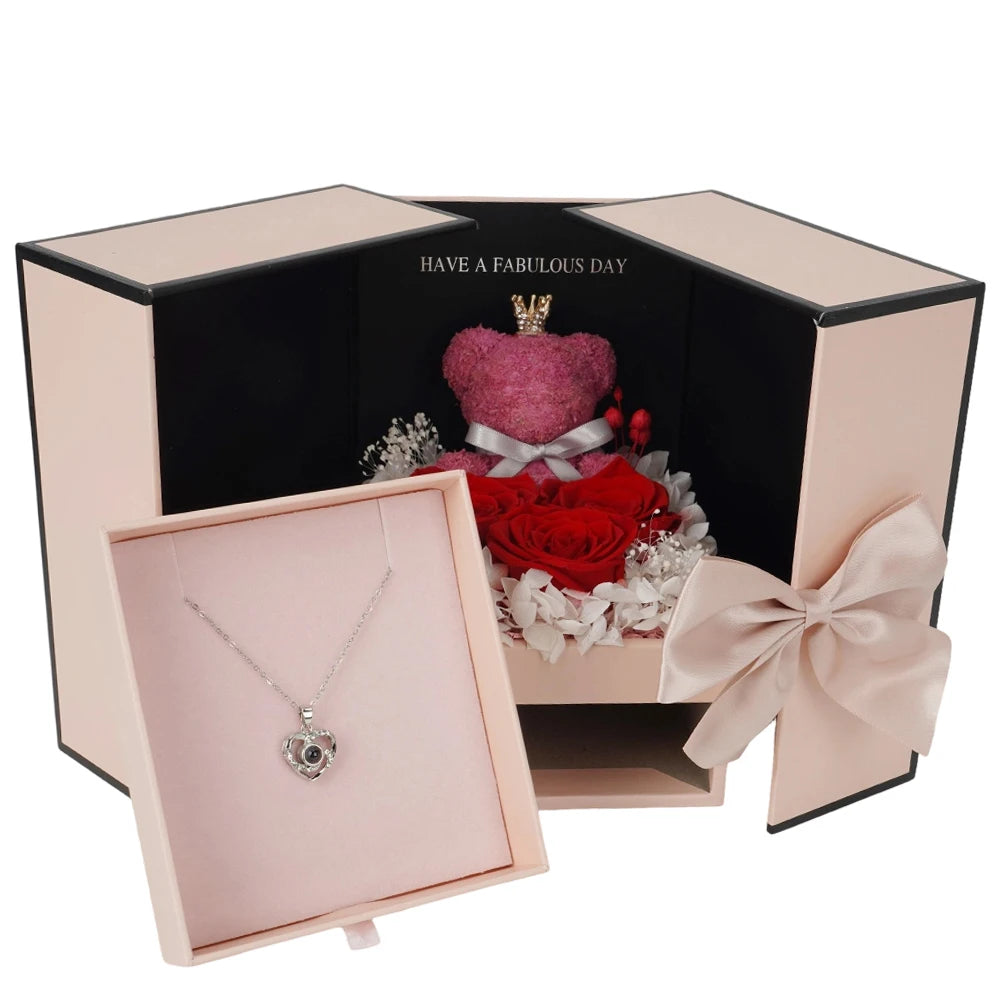 Caja de regalo con rosa preservada y collar «Te Quiero» en 100 idiomas de BB Bellezachic, en una elegante presentación.