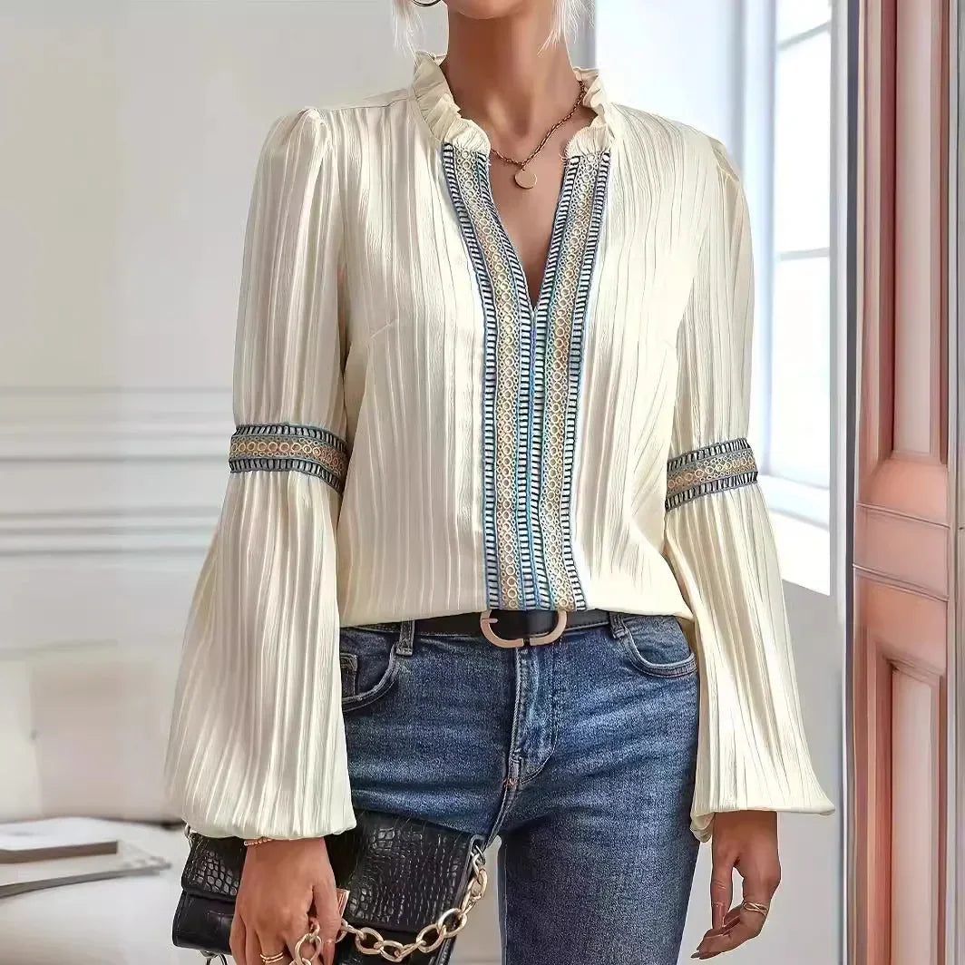 Blusa BB Bellezachic con encaje, volantes y escote en V, detalles elegantes en tela blanca para mujer.
