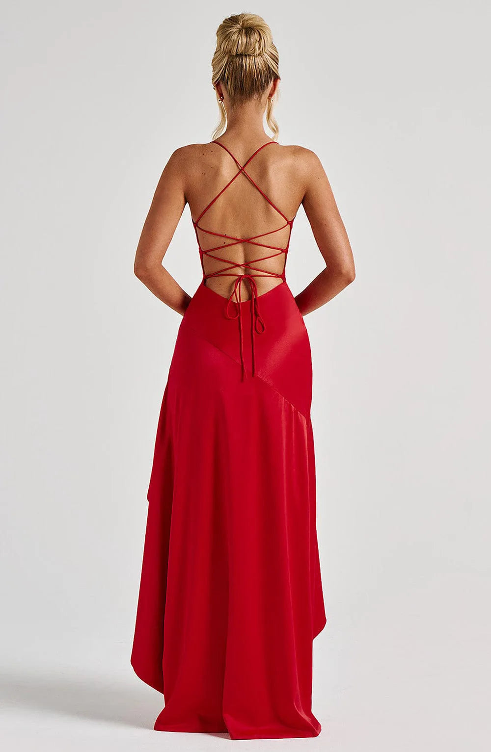Vestido Valentina – Satén con Volantes y Espalda Descubierta