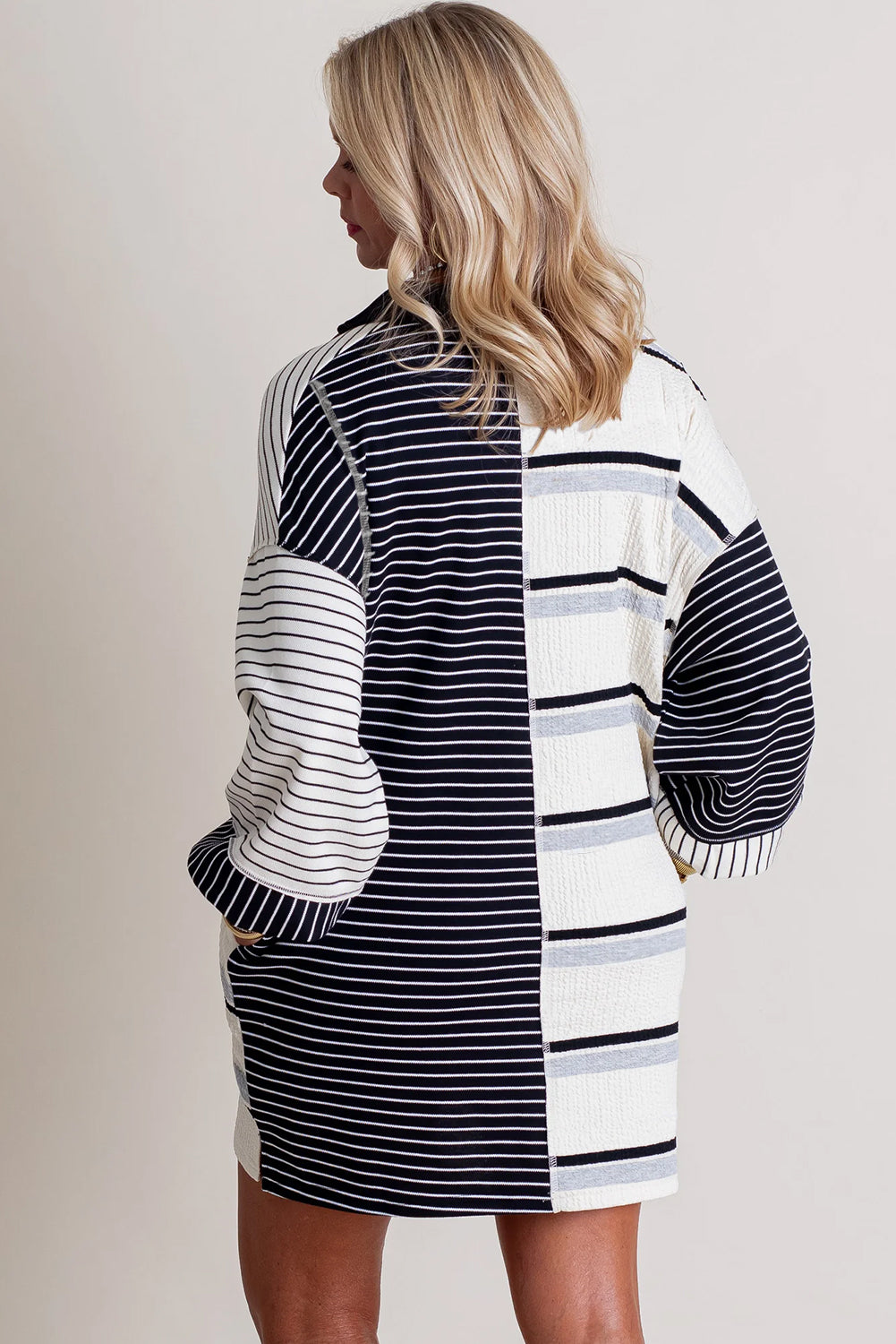 Vestido corto de punto a rayas con cuello Henley
