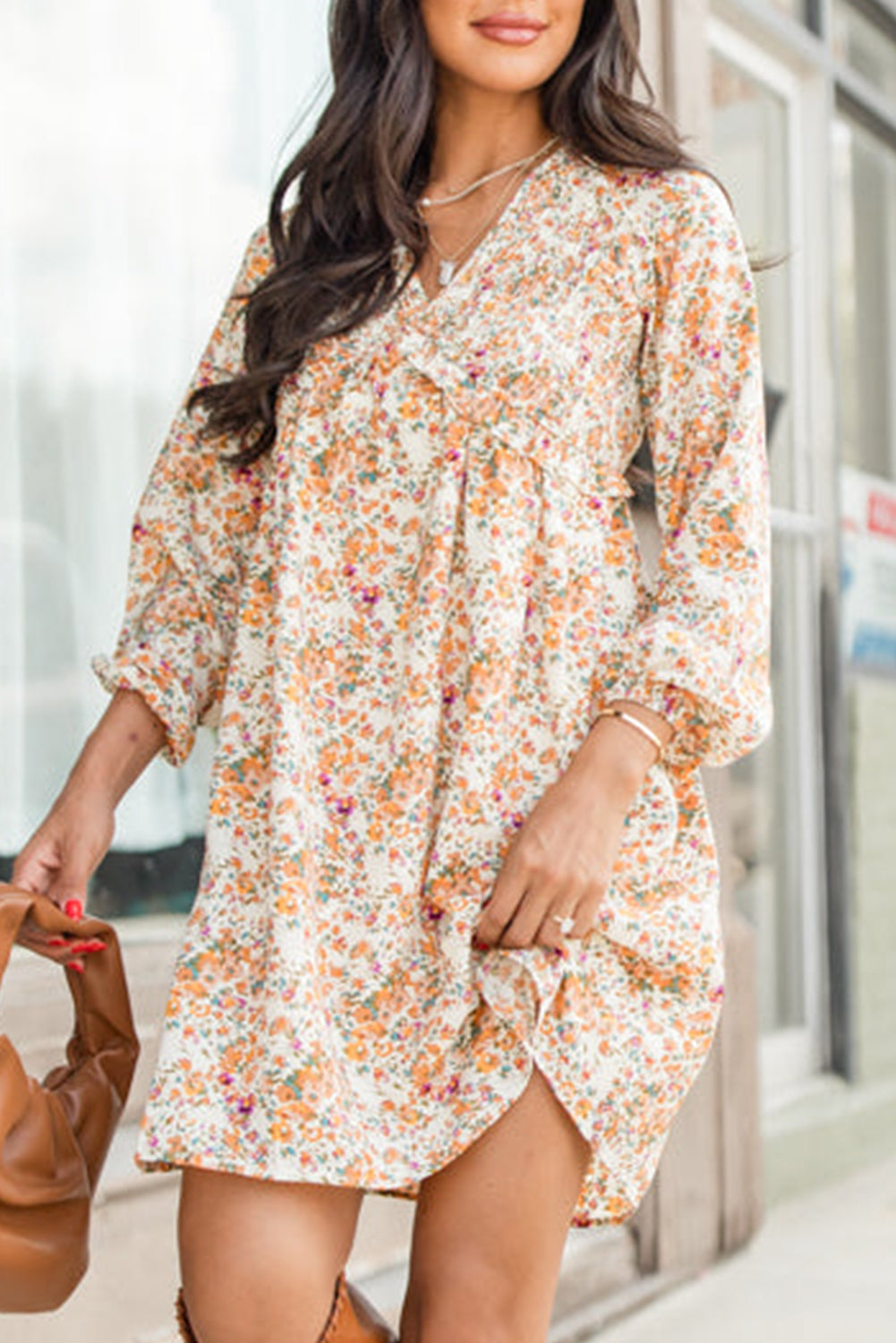 Vestido corto floral amarillo con volantes y escote en V