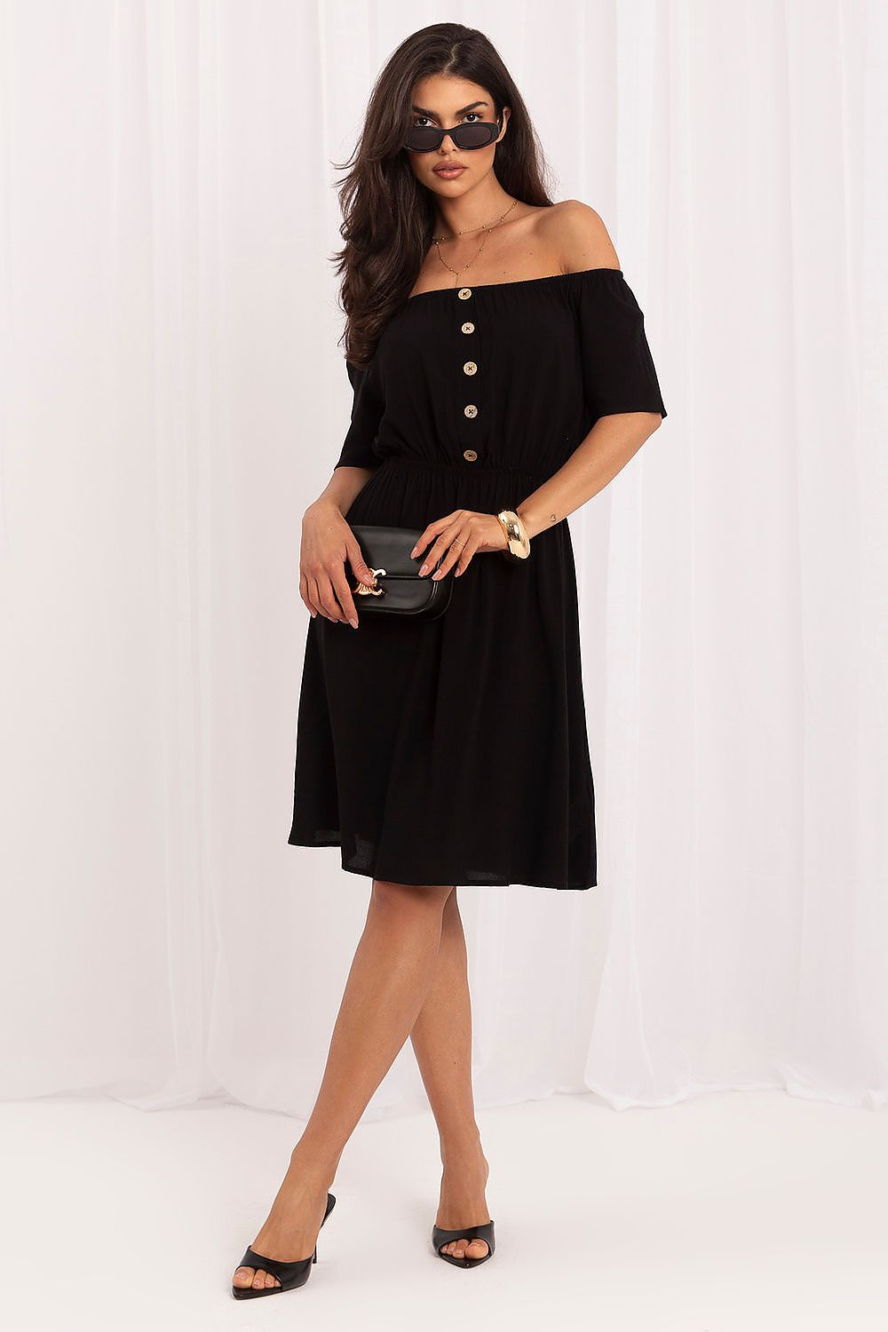 Vestido evasé de viscosa con hombros descubiertos y botones, estilo casual de la marca Sublevel, en color neutro.