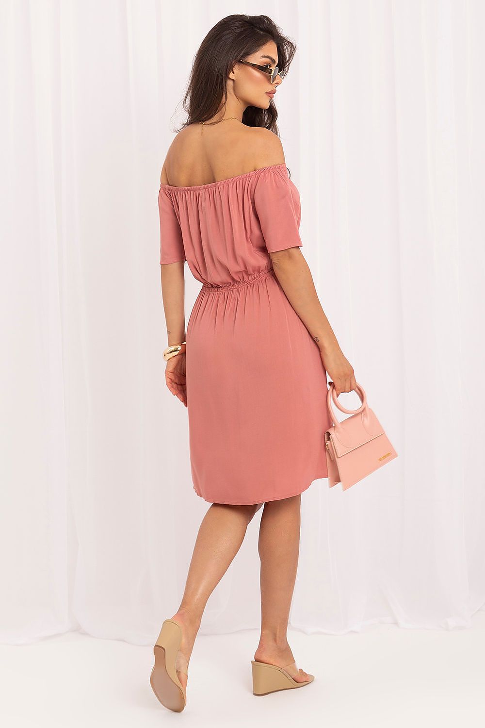 Vestido evasé de viscosa con hombros descubiertos y botones, de la marca Sublevel, en color neutro y diseño elegante.