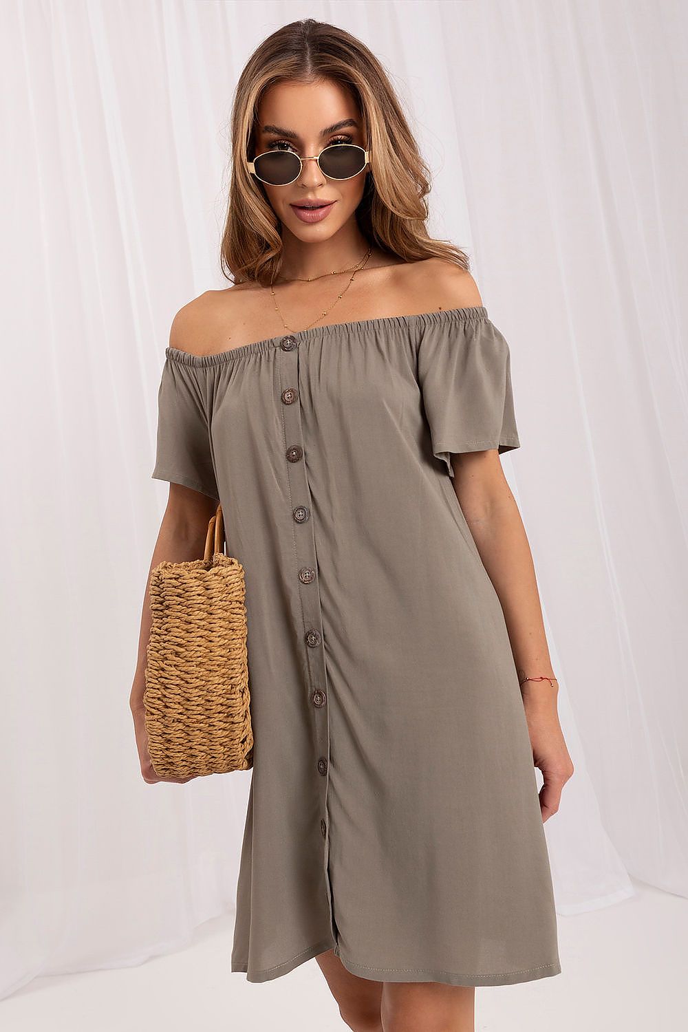 Vestido oversize de viscosa con hombros descubiertos y botones de la marca Sublevel, mostrando el diseño y detalles del vestido.
