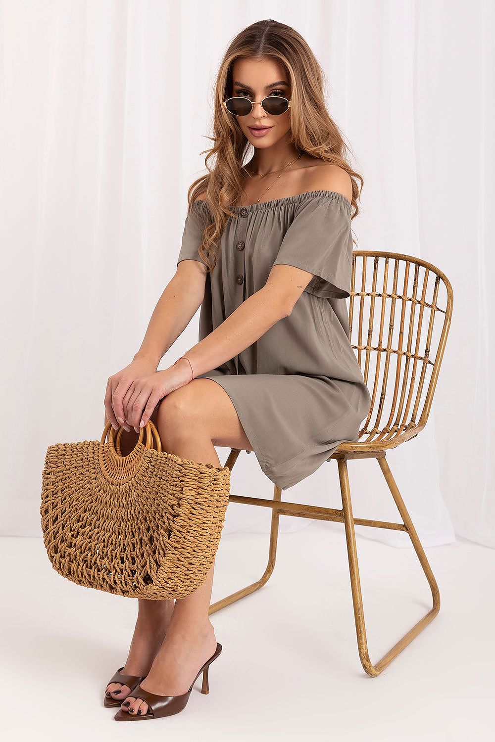 Vestido oversize de viscosa con hombros descubiertos y botones, marca Sublevel, en color neutro, mostrado en modelo con fondo blanco