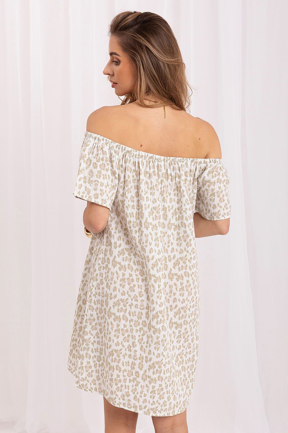 Vestido corto de algodón con estampado animal y hombros descubiertos de la marca Sublevel, mostrando el diseño y detalles del vestido.