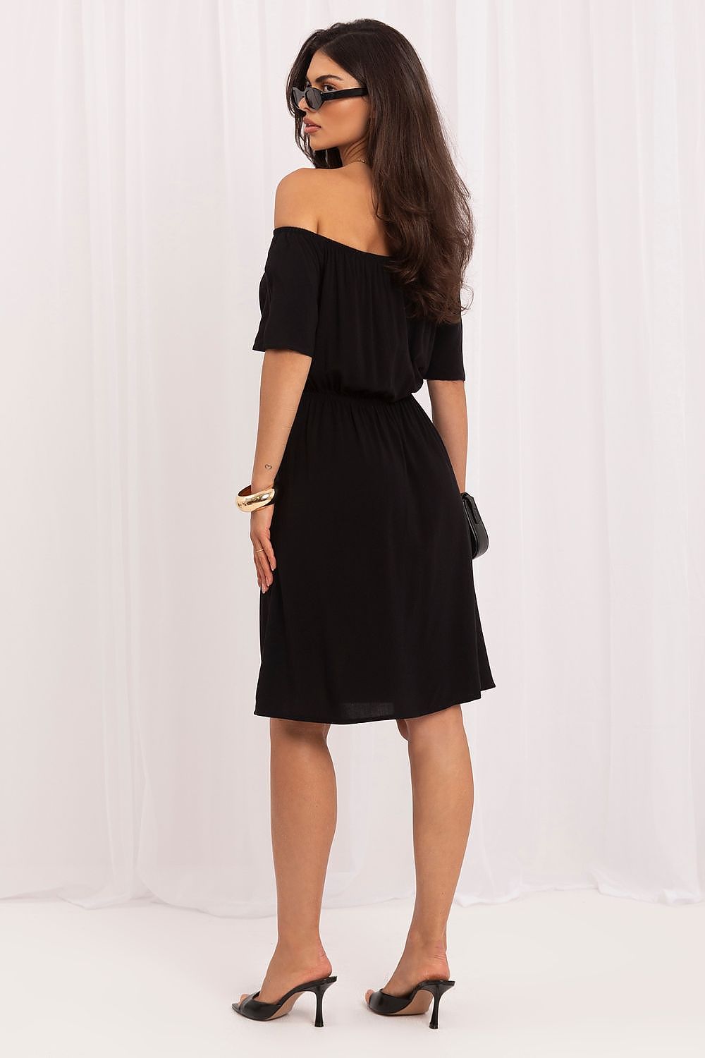 Vestido evasé de viscosa con hombros descubiertos y botones de la marca Sublevel, en color y estilo veraniego.