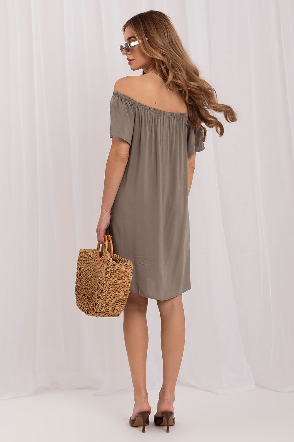 Vestido oversize de viscosa con hombros descubiertos y botones de la marca Sublevel en color neutro, vistiendo un estilo cómodo y casual.