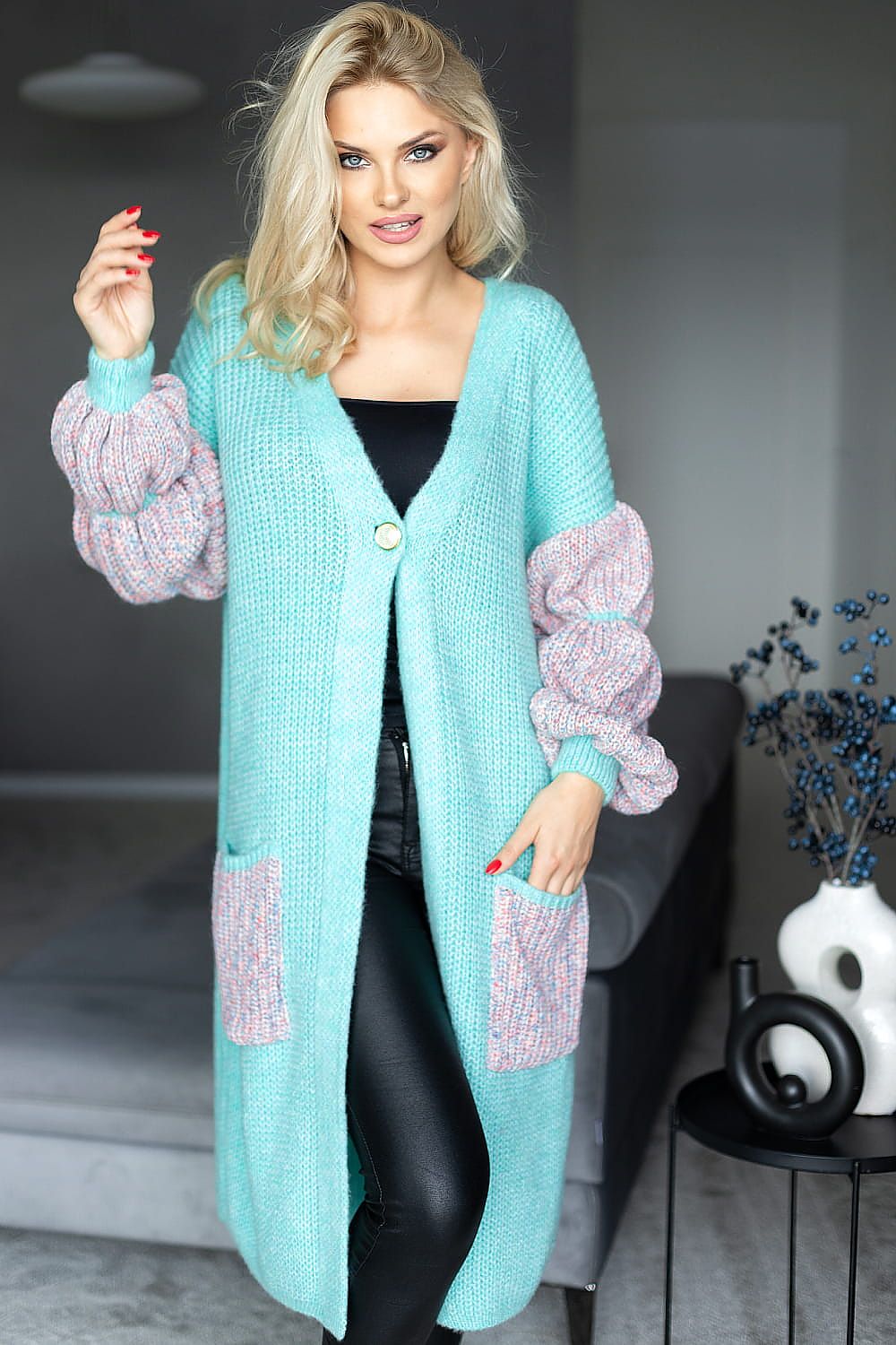 Cárdigan de punto para mujer con botón único y bolsillos, abrigado y cómodo, de la marca PeeKaBoo, en color gris claro.