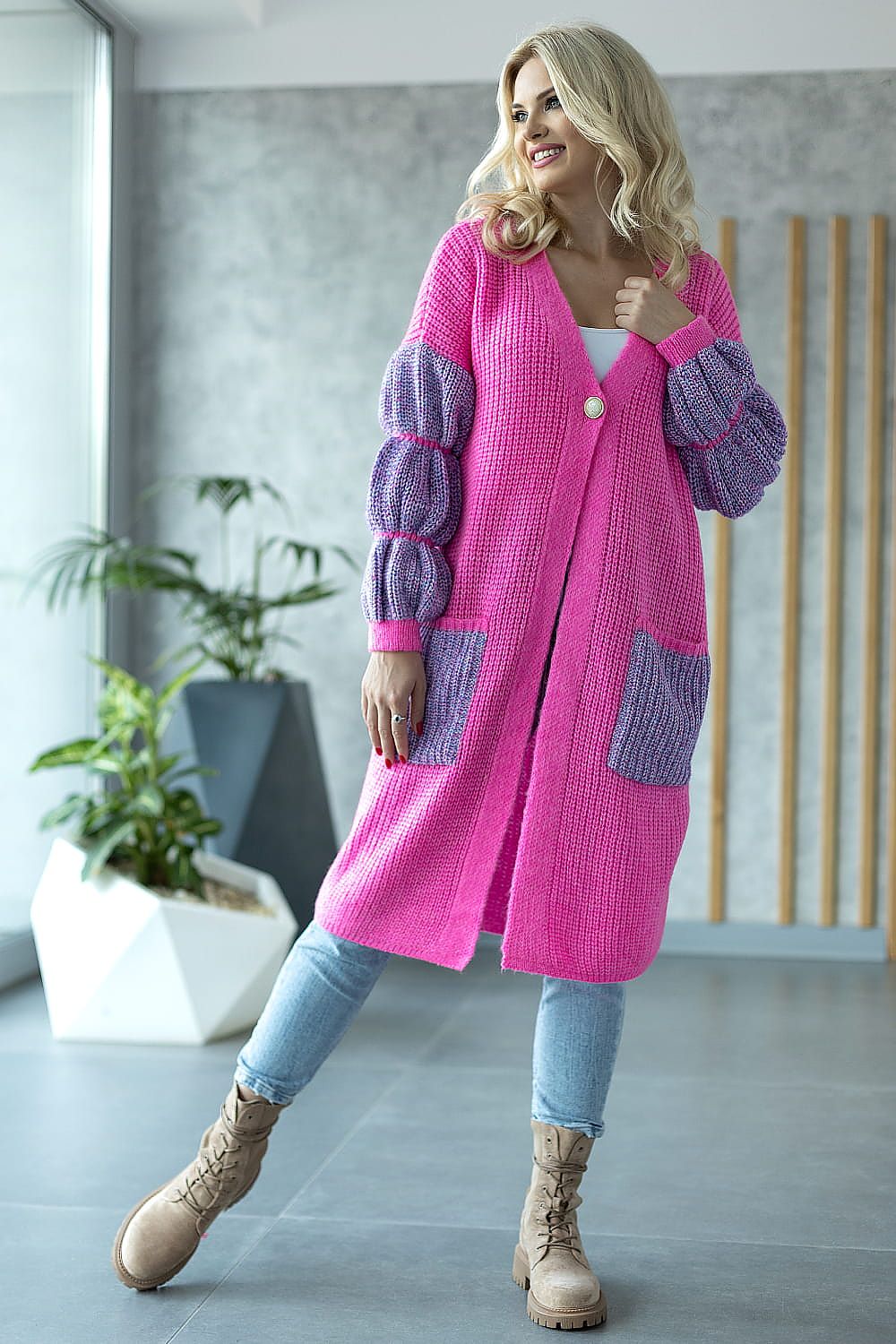 Cárdigan de punto para mujer con botón único y bolsillos, abrigo de marca PeeKaBoo, en color gris claro.