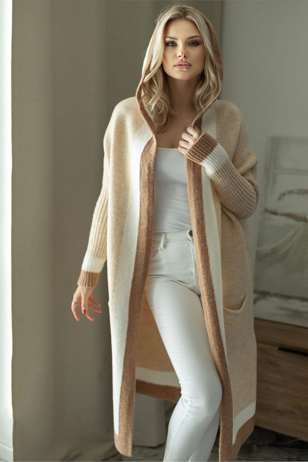 Cárdigan oversize con capucha y bolsillos para mujer de la marca PeeKaBoo, muestra el abrigo de abrigo con detalles suaves.
