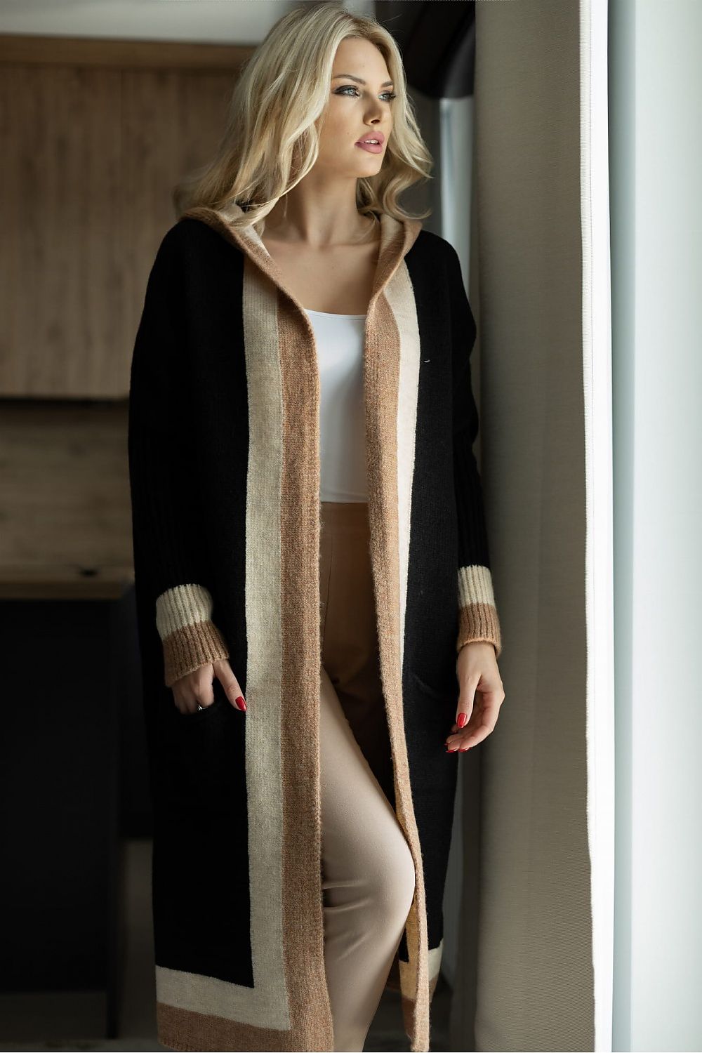 Cárdigan oversize con capucha y bolsillos para mujer, abrigo de la marca PeeKaBoo, en color gris y con diseño cómodo.