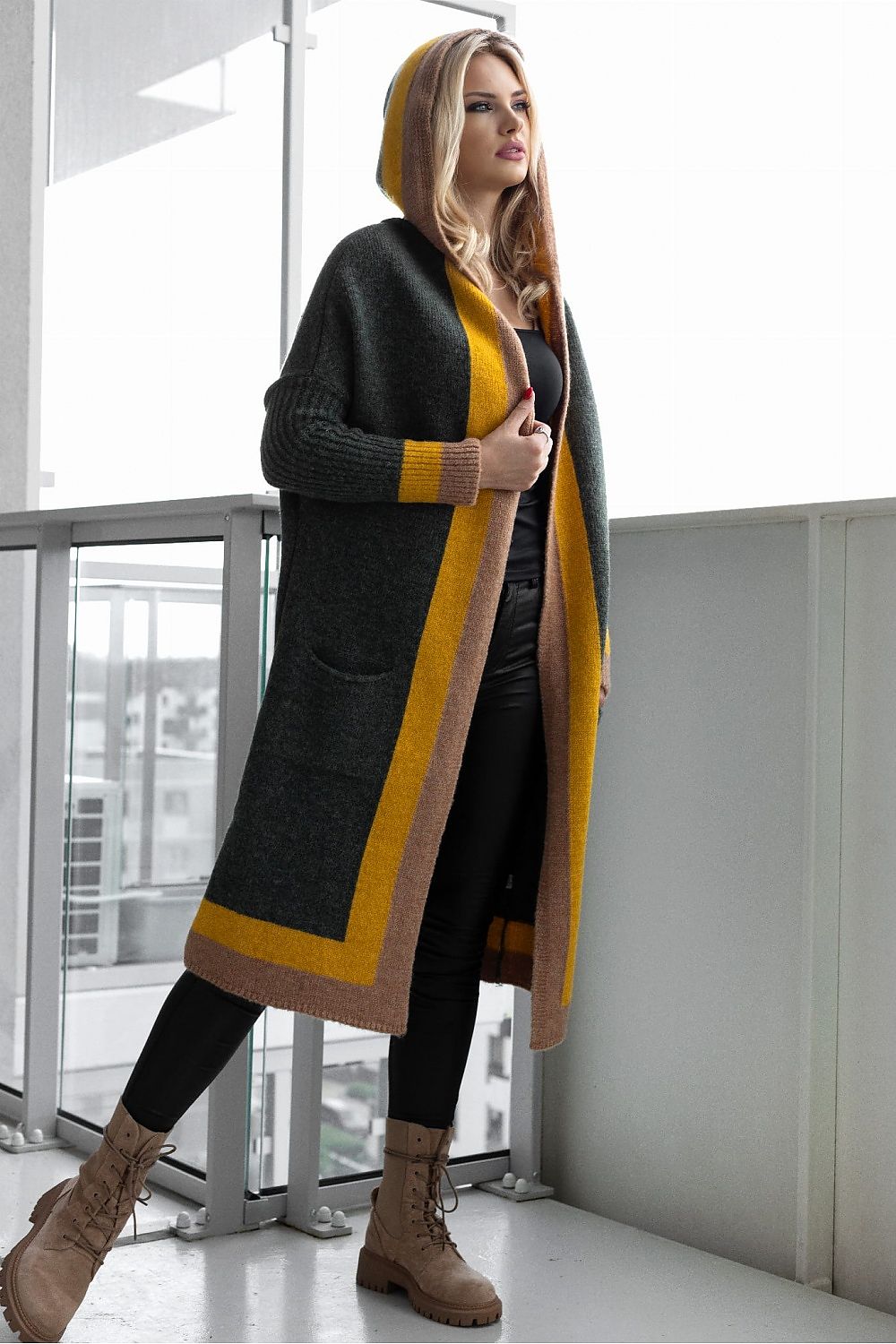 Cárdigan oversize con capucha y bolsillos para mujer de la marca PeeKaBoo, color gris, con textura suave y cómodo ajuste.