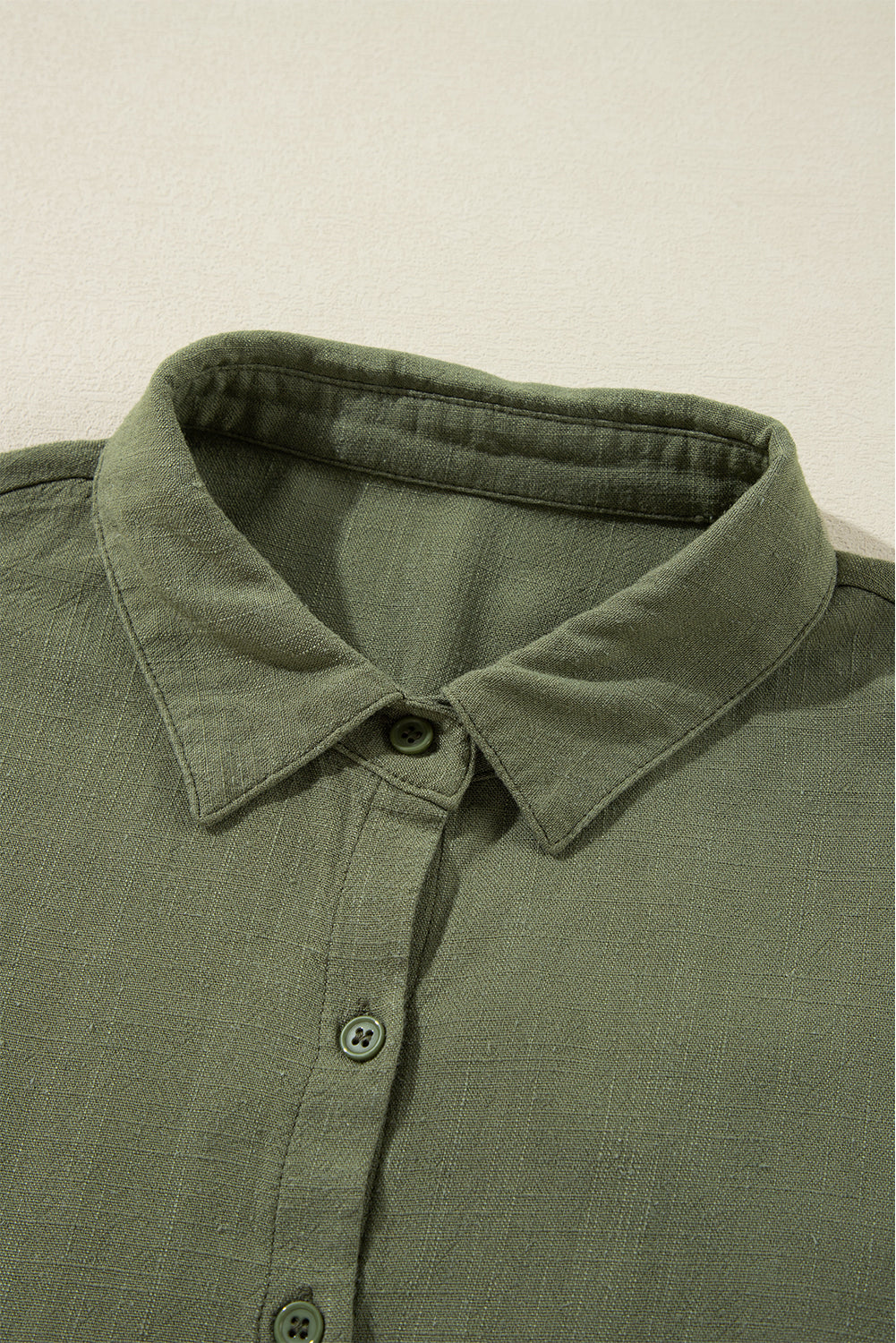 Vestido camisero verde con mangas abullonadas